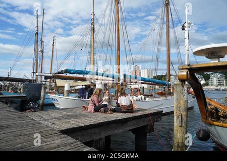 Flensburg, Allemagne. 02 juillet 2020. Les voiliers historiques sont amarrés dans le port du musée, tandis que les jeunes passent leur temps sur la jetée. Credit: Jörg Carstensen/dpa/Alay Live News Banque D'Images