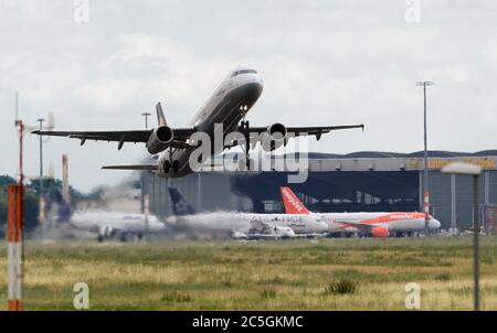 02 juillet 2020, Brandebourg, Schšnefeld: Un Airbus A321-200 'Stade' de la compagnie aérienne Lufthansa part de la piste de l'aéroport. Photo: Soeren Stache/dpa-Zentralbild/ZB Banque D'Images