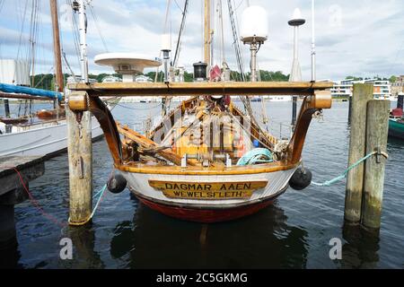 Flensburg, Allemagne. 02 juillet 2020. Le Dagmar Aaen, un ancien cutter de requin converti pour des voyages dans l'Arctique, est situé dans le port du musée. Son propriétaire est l'aventurier Arved Fuchs, qui l'utilise pour ses expéditions depuis 1988. Le Dagmar Aaen est le seul navire à voile qui a traversé le passage du Nord-est et le passage du Nord-Ouest. Credit: Jörg Carstensen/dpa/Alay Live News Banque D'Images