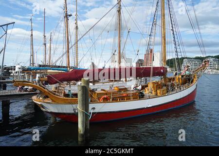 Flensburg, Allemagne. 02 juillet 2020. Le Dagmar Aaen, un ancien cutter de requin converti pour des voyages dans l'Arctique, est situé dans le port du musée. Son propriétaire est l'aventurier Arved Fuchs, qui l'utilise pour ses expéditions depuis 1988. Le Dagmar Aaen est le seul navire à voile qui a traversé le passage du Nord-est et le passage du Nord-Ouest. Credit: Jörg Carstensen/dpa/Alay Live News Banque D'Images