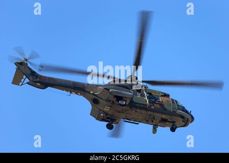 Hélicoptère militaire AS-332 Super Puma de la Force aérienne de la République de Singapour. Banque D'Images