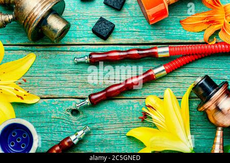 Narguilé oriental fumant avec tabac à fleurs parfumé. Banque D'Images