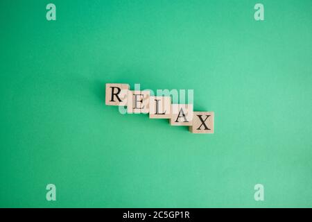 Le mot relax fait de cubes en bois. Concept de repos et de calme. Banque D'Images