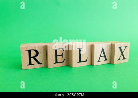 Le mot relax fait de cubes en bois. Concept de repos et de calme. Banque D'Images