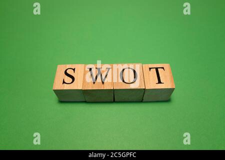Le mot swot fait de cubes en bois. Concept de travail et d'entreprise. Banque D'Images
