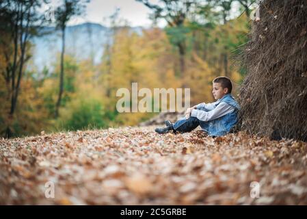 portrait d'un adorable garçon à l'extérieur Banque D'Images