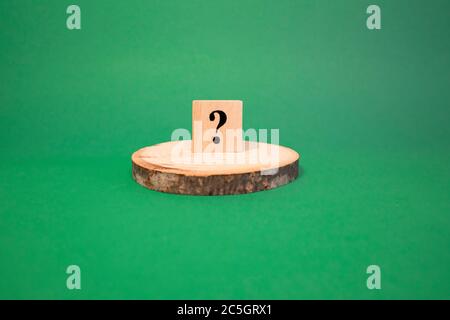 Le mot point d'interrogation en cubes de bois. Banque D'Images