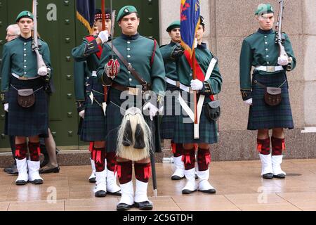 Des militaires à côté du Mémorial de l'ANZAC à Hyde Park, Sydney après le service de jour de l'ANZAC. Banque D'Images