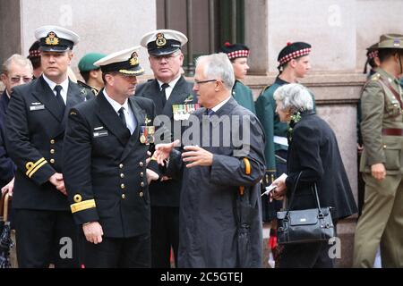 Le ministre des Communications Malcolm Turnbull parle au commandant par intérim de la flotte australienne, le Commodore Jonathan Mead AM, QUI A ÉTÉ EXÉCUTÉ après le service de jour de l'ANZAC. Banque D'Images