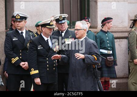 Le ministre des Communications Malcolm Turnbull parle au commandant par intérim de la flotte australienne, le Commodore Jonathan Mead AM, QUI A ÉTÉ EXÉCUTÉ après le service de jour de l'ANZAC. Banque D'Images