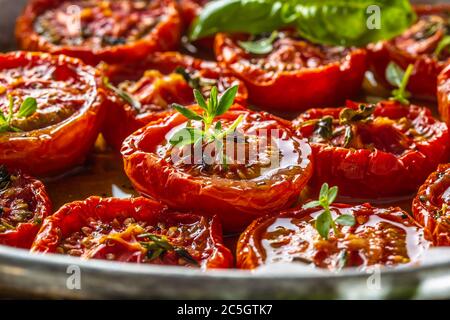 Tomates rôties avec de l'origan au thym et du basilic dans une casserole Banque D'Images
