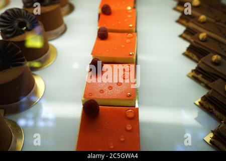 Assortiment de pâtisseries eclair et française dans une boîte en verre Banque D'Images