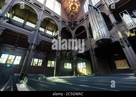 Intérieur de l'église Kiruna à Kiruna, Suède. C'est l'un des plus grands bâtiments en bois de Suède. Style de renaissance gothique Banque D'Images