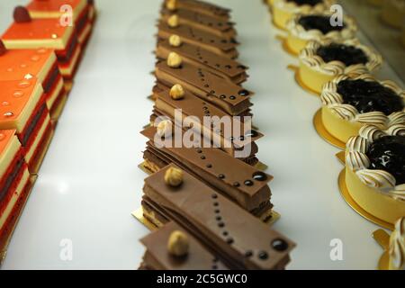 Assortiment de pâtisseries eclair et française dans une boîte en verre Banque D'Images