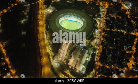 02 juillet 2020, Brésil, Rio de Janeiro: Vue aérienne du stade Maracanã et de l'hôpital de campagne pour le traitement des patients COVID19, le nouveau coronavirus, pendant le match de football entre Volta Redonda et Resende pour le championnat national de football. Les matchs de football ont de nouveau eu lieu à Rio de Janeiro, le seul État du pays qui permet la reprise du sport, malgré le nombre élevé d'infections et de décès causés par la maladie qui sont encore enregistrés quotidiennement dans l'État et le pays. Le Brésil a enregistré plus de 47,000 nouveaux cas de Covid-19 au cours des 24 dernières heures, b Banque D'Images