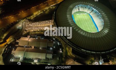 02 juillet 2020, Brésil, Rio de Janeiro: Vue aérienne du stade Maracanã et de l'hôpital de campagne pour le traitement des patients COVID19, le nouveau coronavirus, pendant le match de football entre Volta Redonda et Resende pour le championnat national de football. Les matchs de football ont de nouveau eu lieu à Rio de Janeiro, le seul État du pays qui permet la reprise du sport, malgré le nombre élevé d'infections et de décès causés par la maladie qui sont encore enregistrés quotidiennement dans l'État et le pays. Le Brésil a enregistré plus de 47,000 nouveaux cas de Covid-19 au cours des 24 dernières heures, ce qui porte à la question Banque D'Images