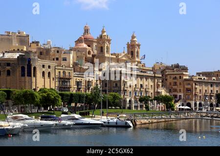 Birgu (Vittoriosa). Malte. Vue de Senglea sur Dockyard Creek à la marina et la ville de Birgu. Tour et dôme de l'église Saint-Laurent. Banque D'Images