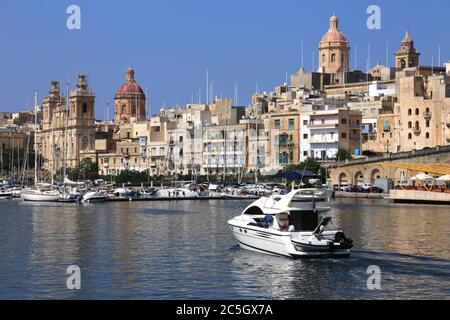 Birgu (Vittoriosa). Malte. Vue de Senglea sur Dockyard Creek à la marina et la ville de Birgu.Tower et le dôme de l'église Saint-Laurent. Banque D'Images