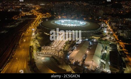 02 juillet 2020, Brésil, Rio de Janeiro : vue aérienne du stade Maracanã et de l'hôpital de campagne pour le traitement des patients de COVID19, pendant le match de football entre Volta Redonda et Resende pour le championnat national de football. Les matchs de football ont de nouveau eu lieu à Rio de Janeiro, le seul État du pays qui permet la reprise du sport, malgré le nombre élevé d'infections et de décès causés par la maladie qui sont encore enregistrés quotidiennement dans l'État et le pays. Le Brésil a enregistré plus de 47,000 nouveaux cas de Covid-19 au cours des 24 dernières heures, ce qui porte le nombre total de pe Banque D'Images