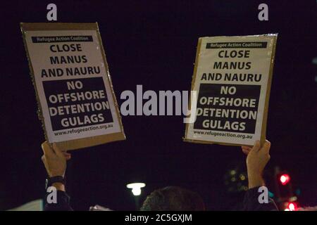 Une coalition d’action pour les réfugiés protestant en dehors de l’Etoile tient un signe dans chaque main, disant : « Close Manus and Nauru. Pas de goélands en détention Banque D'Images