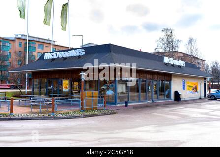 Finlande, Kotka - 18 février 2020 : restaurant McDonald's. McDonald's Corporation est la plus grande chaîne de restaurants de restauration rapide de hamburgers au monde. Banque D'Images