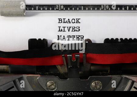 Texte NOIR VIT la matière sur l'ancienne machine à écrire vintage Banque D'Images