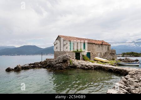 Maison de pêcheurs, Maison sur l'île, Bjelila, Lustica, Boka Kotorska, Monténégro Banque D'Images