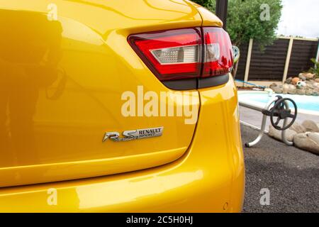 Bordeaux , Aquitaine / France - 06 20 2020 : Renault Clio RS jaune détail du logo sur l'arrière sport du véhicule de course automobile français Banque D'Images