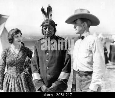 LOIS WILSON Little Big Horn survivant GAUCHE ET liaison indienne TIM McCoy sur place Candid dans l'Utah pendant le tournage DU ROMAN DE 1923 DE LA FAMILIALE COUVERTE JAMES CRUZE Emerson Hough Silent producteur de film Jesse L. Lasky Paramount Pictures Banque D'Images