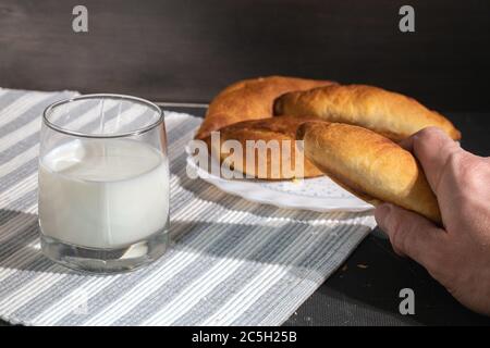 L'homme tient le gâteau dans sa main. Simple nourriture de campagne. Banque D'Images