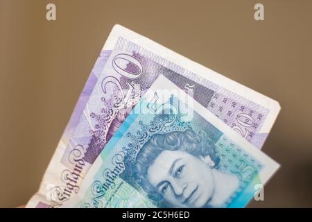 Royaume-Uni ou Angleterre British Pound bills avec la Reine sur vingt et cinq billets de couleur livre. Banque D'Images