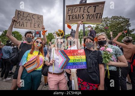Des centaines de personnes rejoignent la manifestation Black Trans Lives Matter à Londres, au Royaume-Uni. Banque D'Images
