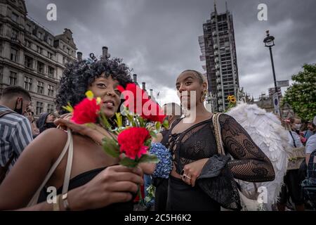 Des centaines de personnes rejoignent la manifestation Black Trans Lives Matter à Londres, au Royaume-Uni. Banque D'Images