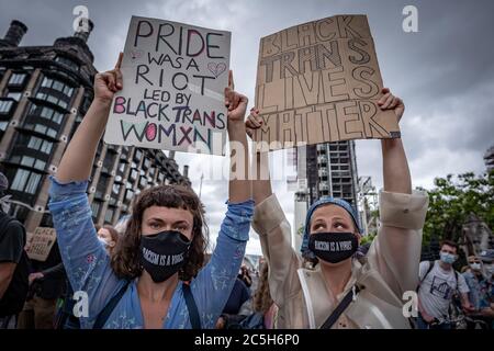Des centaines de personnes rejoignent la manifestation Black Trans Lives Matter à Londres, au Royaume-Uni. Banque D'Images
