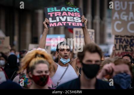 Des centaines de personnes rejoignent la manifestation Black Trans Lives Matter à Londres, au Royaume-Uni. Banque D'Images
