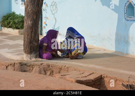 TIKAMGARH, MADHYA PRADESH, INDE - 17 NOVEMBRE 2019 : la famille indienne pauvre dans un village rural. Banque D'Images