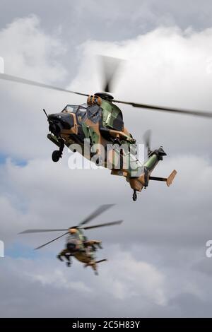 Deux hélicoptères de reconnaissance armés Eurocopter Tiger ARH de l'armée australienne. Banque D'Images