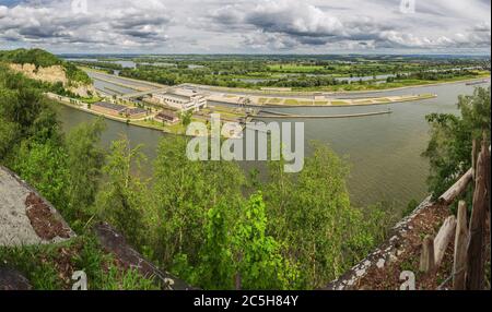 Vue sur les écluses de Ternaaien sur le canal Albert à côté de la frontière néerlandaise Banque D'Images