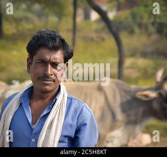 TIKAMGARH, MADHYA PRADESH, INDE - 15 NOVEMBRE 2019 : portrait d'un Indien non identifié dans son village, Tikamgarh, Madhya pradesh, Inde Banque D'Images