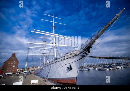 Stralsund, Allemagne. 30 juin 2020. L'ancien navire d'entraînement à voile Gorch Fock a amarré à son nouveau quai dans le port de la ville. Le navire qui n'était plus en état de navigabilité a dû quitter son ancien poste d'amarrage en raison des travaux de construction dans le port. L'association d'exploitation Tall-Ship Friends s'occupe du navire et avait préparé le déménagement. Depuis 2003, la barque blanche a son poste d'amarrage dans le port de Stralsund. Le navire de 82 mètres de long a été construit en 1933 à Blohm Voss à Hambourg. Credit: Jens Büttner/dpa-Zentralbild/ZB/dpa/Alay Live News Banque D'Images