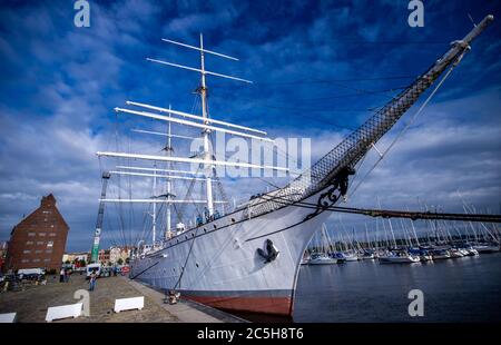 Stralsund, Allemagne. 30 juin 2020. L'ancien navire d'entraînement à voile Gorch Fock a amarré à son nouveau quai dans le port de la ville. Le navire qui n'était plus en état de navigabilité a dû quitter son ancien poste d'amarrage en raison des travaux de construction dans le port. L'association d'exploitation Tall-Ship Friends s'occupe du navire et avait préparé le déménagement. Depuis 2003, la barque blanche a son poste d'amarrage dans le port de Stralsund. Le navire de 82 mètres de long a été construit en 1933 à Blohm Voss à Hambourg. Credit: Jens Büttner/dpa-Zentralbild/ZB/dpa/Alay Live News Banque D'Images