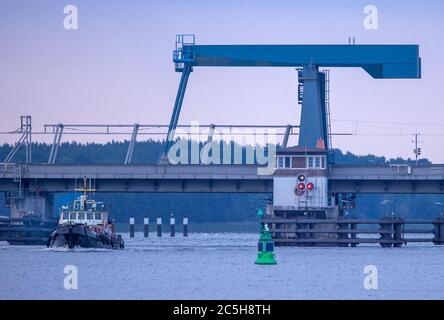 Stralsund, Allemagne. 30 juin 2020. Le pont à rabat dans le barrage de Rügen entre le continent et l'île de Rügen. Des voitures et des trains desservent l'île par le pont à rabat. Le pont est ouvert plusieurs fois par jour pour le passage de grands navires. Credit: Jens Büttner/dpa-Zentralbild/ZB/dpa/Alay Live News Banque D'Images