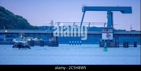 Stralsund, Allemagne. 30 juin 2020. Le pont à rabat dans le barrage de Rügen entre le continent et l'île de Rügen. Des voitures et des trains desservent l'île par le pont à rabat. Le pont est ouvert plusieurs fois par jour pour le passage de grands navires. Credit: Jens Büttner/dpa-Zentralbild/ZB/dpa/Alay Live News Banque D'Images