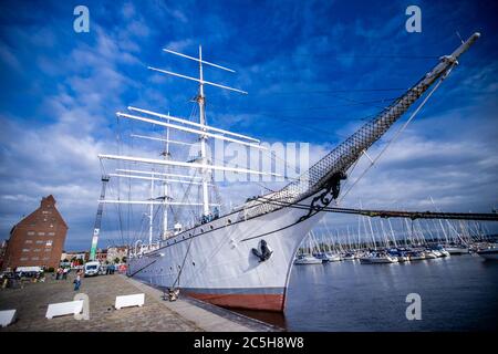 Stralsund, Allemagne. 30 juin 2020. L'ancien navire d'entraînement à voile Gorch Fock a amarré à son nouveau quai dans le port de la ville. Le navire qui n'était plus en état de navigabilité a dû quitter son ancien poste d'amarrage en raison des travaux de construction dans le port. L'association d'exploitation Tall-Ship Friends s'occupe du navire et avait préparé le déménagement. Depuis 2003, la barque blanche a son poste d'amarrage dans le port de Stralsund. Le navire de 82 mètres de long a été construit en 1933 à Blohm Voss à Hambourg. Credit: Jens Büttner/dpa-Zentralbild/ZB/dpa/Alay Live News Banque D'Images