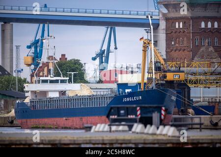 Stralsund, Allemagne. 30 juin 2020. Le coaster 'Jongleurl' est chargé dans le port de Stralsund. Le navire de près de 80 mètres de long navigue principalement dans la mer Baltique. Credit: Jens Büttner/dpa-Zentralbild/ZB/dpa/Alay Live News Banque D'Images