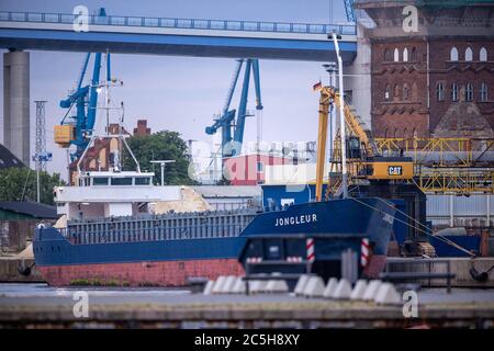 Stralsund, Allemagne. 30 juin 2020. Le coaster 'Jongleurl' est chargé dans le port de Stralsund. Le navire de près de 80 mètres de long navigue principalement dans la mer Baltique. Credit: Jens Büttner/dpa-Zentralbild/ZB/dpa/Alay Live News Banque D'Images