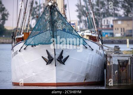 Stralsund, Allemagne. 30 juin 2020. Le voilier traditionnel 'Kapitan Borchardt' est situé dans le port de Stralsund. Sur la goélette gaff de 3 mâts 'Kapitan Borchardt' jusqu'à 32 personnes peuvent naviguer sur l'un des nombreux voyages de plusieurs jours. Credit: Jens Büttner/dpa-Zentralbild/ZB/dpa/Alay Live News Banque D'Images