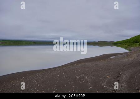 Nuit d'été par le lac Lagarfljot en Islande de l'est Banque D'Images