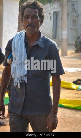 TIKAMGARH, MADHYA PRADESH, INDE - 15 NOVEMBRE 2019 : portrait d'un Indien non identifié dans son village, Tikamgarh, Madhya pradesh, Inde Banque D'Images