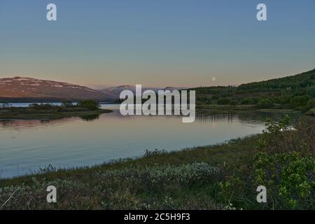 Nuit d'été par le lac Lagarfljot en Islande de l'est Banque D'Images